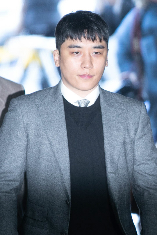 성매매 알선과 해외 원정 도박 등의 혐의를 받는 그룹 빅뱅의 전 멤버 승리가 13일 서초구 서울중앙지방법원에서 열린 구속영장 실질심사에 출석하고 있다.     박동욱기자 fufus@